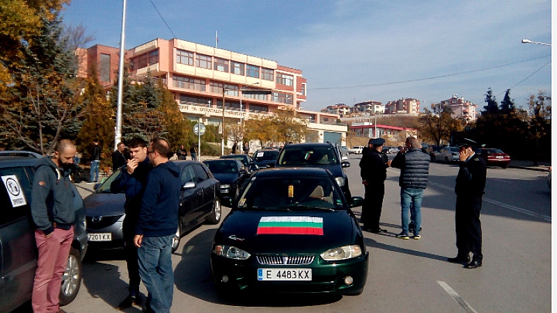 Над 150 автомобила потеглиха от Благоевград на протестно автошествие срещу
