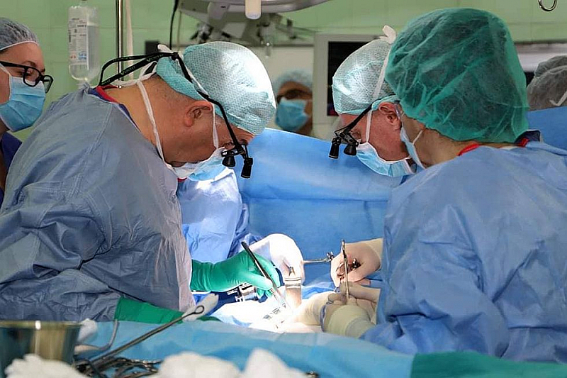 Смесен екип от хирурзи и анестезиолози на Военномедицинска академия (ВМА)