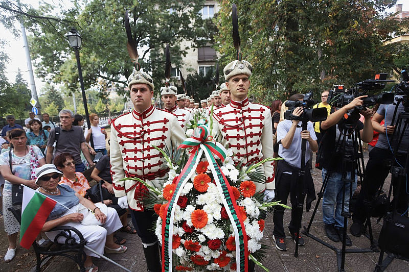 Граждани поднесоха цветя пред Мавзолея костница на княз Александър Батенберг в