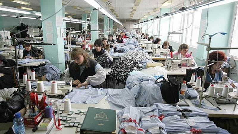 Всички 173 шивачки от затворената италианската фабрика Абонданца в Дупница
