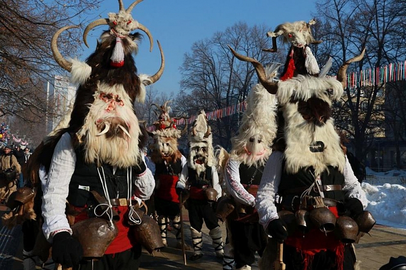 Довечера започва най-големият зимен празник в Пернишко. Ритуални огньове в