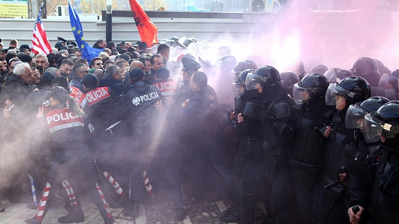 Депутати от опозицията в Албания хвърлиха в парламента димки с