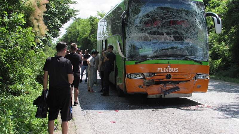 Два пътнически автобуса от Румъния се удариха на пътя Русе