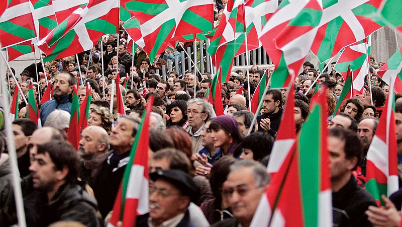 Десетки хиляди хора от Страната на баските в Испания образуваха