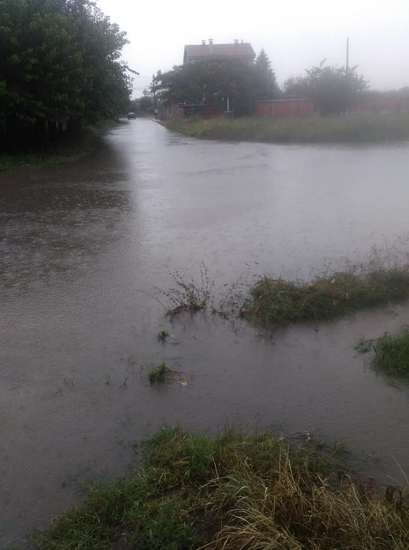 Пловдивското село Белозем се наводни след пороен дъжд.Жители на селото