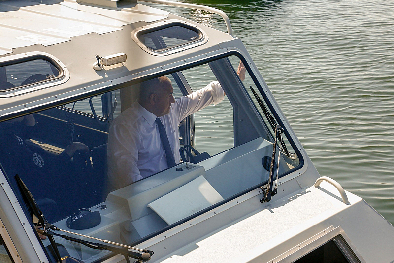 Премиерът Бойко Борисов започна инспекция по морето Той се качи