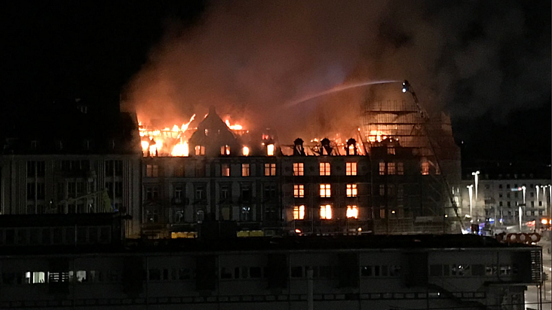 Пожарникари се борят с огън разгорял се в сграда до