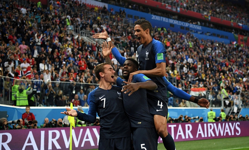 Франция ликува цяла нощ след победата на отбора им на