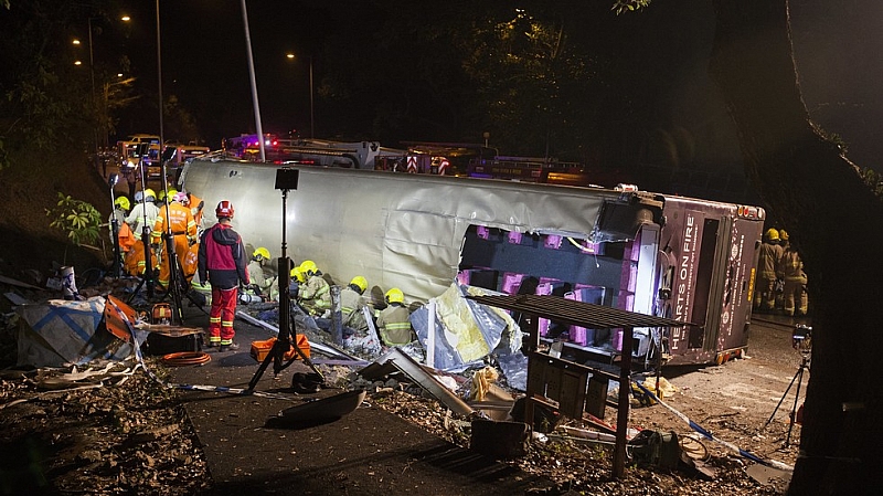 Деветнайсет души са загинали при преобръщане на двуетажен автобус в