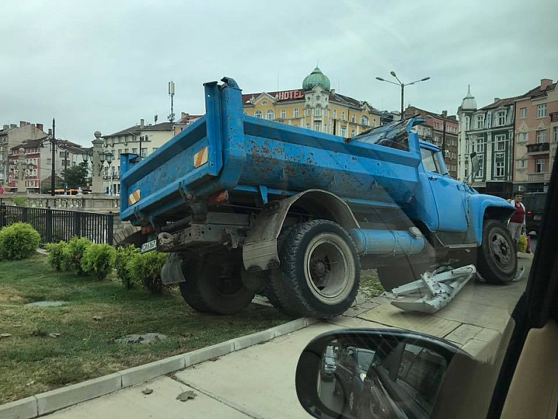 Камион надвисна над реката на Лъвов мост в София На