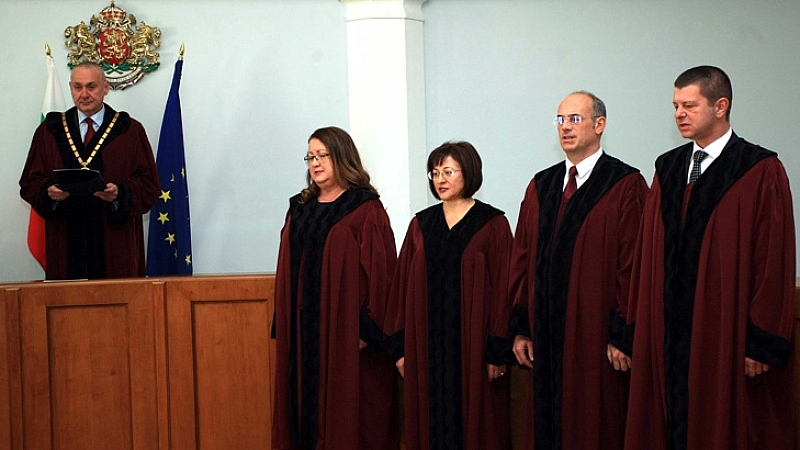Днес новоизбраните конституционни съдии тържествено положиха клетва След направените избори Павлина
