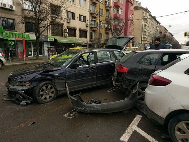 Лек автомобил удари три други коли на столичния бул Патриарх