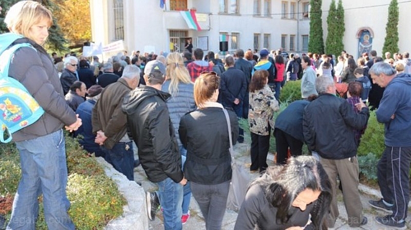 Стотици жители на софийското село Лозен излязоха днес на протест