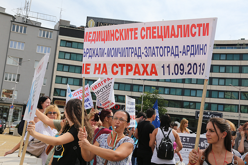 Медицински сестри и фелдшери излязоха на протест пред Народното събрание