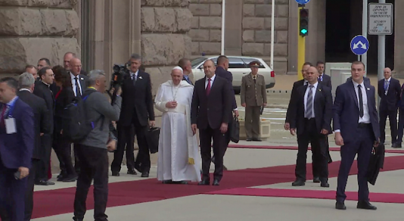 Папа Франциск бе посрещнат от президента Румен Радев След като