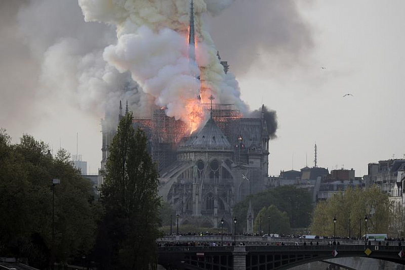 Пожар е избухнал в катедралата Нотр Дам в Париж съобщава