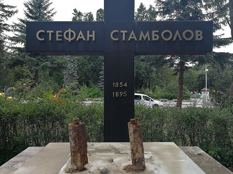 Дръзко посегателство над гроба на Стефан Стамболов на Централните софийски