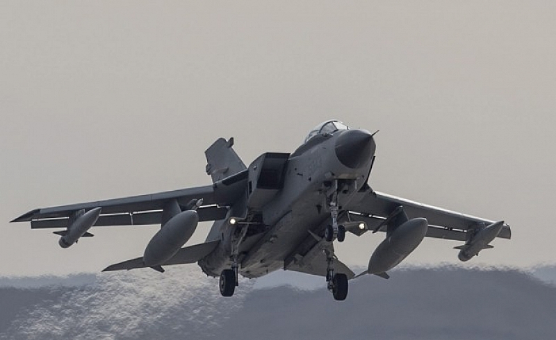Четири изтребителя Торнадо на кралските военно въздушни сили са атакували тази