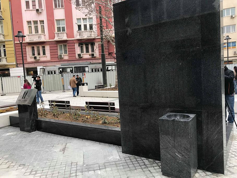 Столичният кмет Йорданка Фандъкова разпоредила да се премахне от площад
