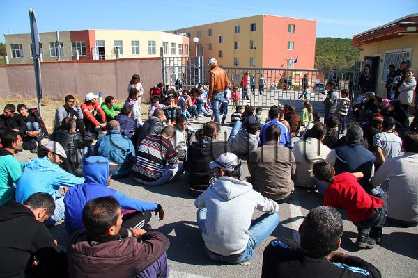 Започна изнасянето на мигрантите от палатковия лагер край Солун В