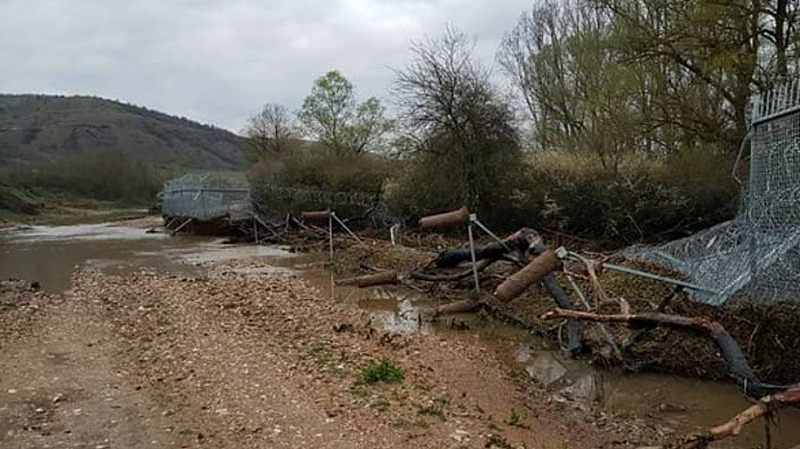 Високите води на пограничните реки са нанесли повреди по оградата