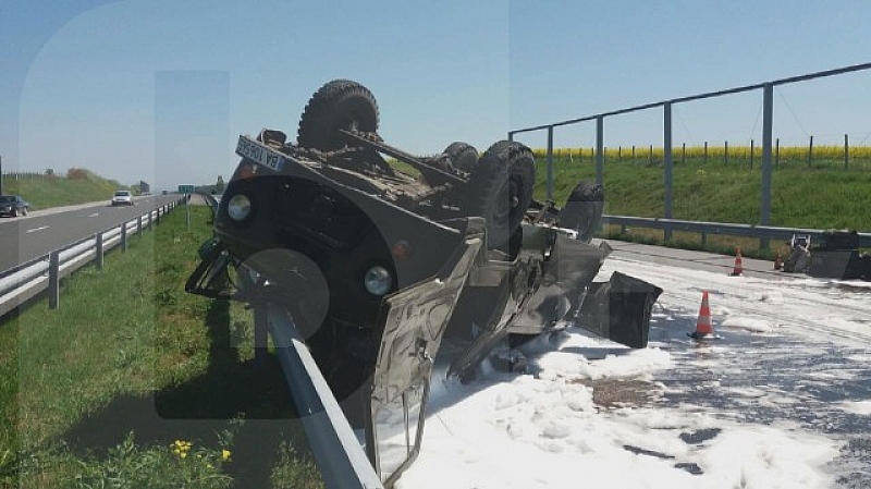 Военен автомобил УАЗ се обърна на АМ Тракия след удар