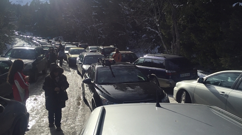 Десетки коли са блокирани в транспортен хаос на Витоша. Автомобилите