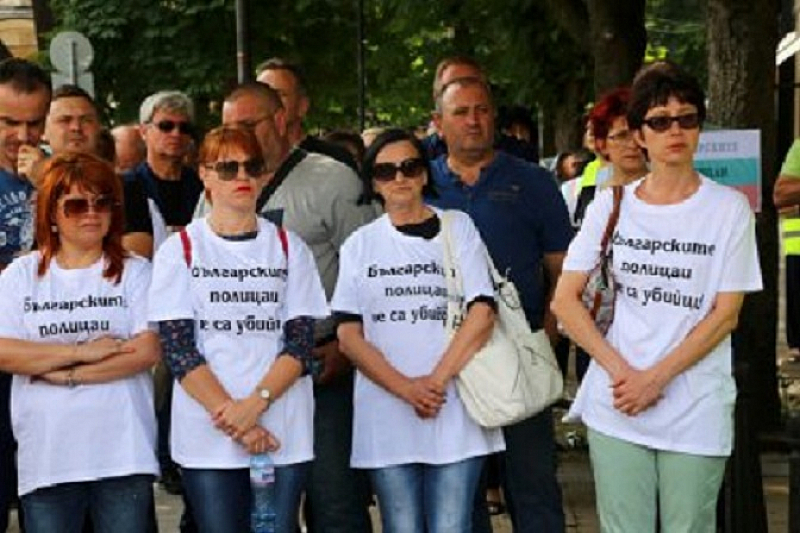 Мирен протест в подкрепа на петимата осъдени благоевградски полицаи по