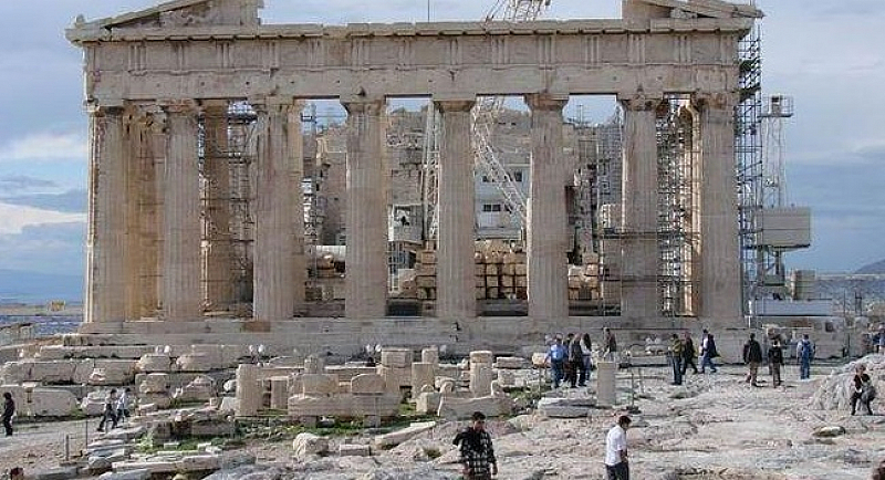 Четирима души са били покосени от мълния на Акропола в