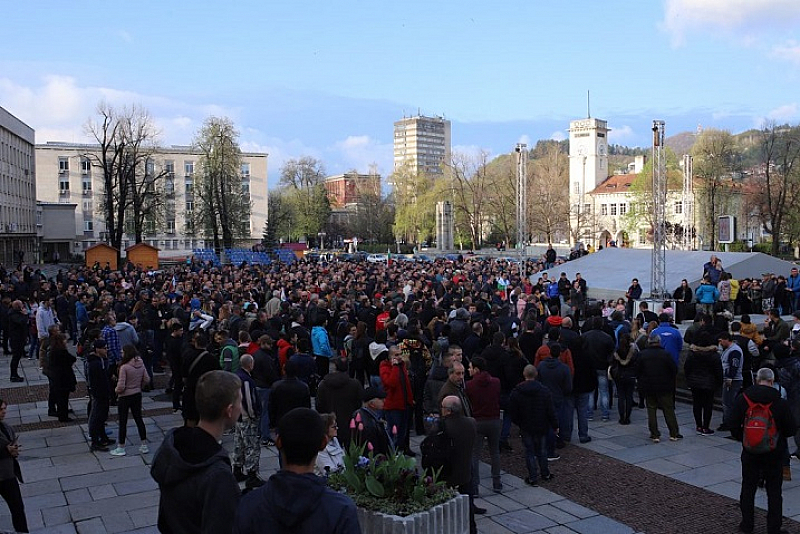 Стотици габровци се събират отново на площада пред общината в