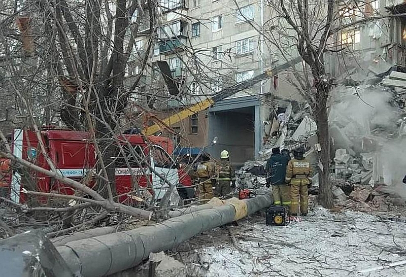След експлозията и срутването на част от сградата в руския