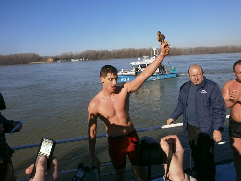 24 годишния плувец Теодор Цветков от Русе започна своя 20 часов маратон