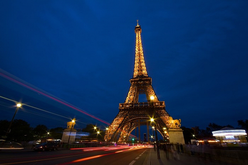 Тази нощ Айфеловта кула в Париж изгря в златиста светлина