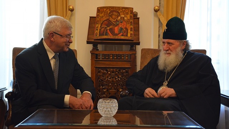 Здравният министър Кирил Ананиев е помолил патриарх Неофит Българската православна