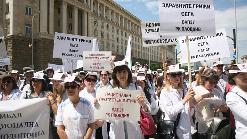 След серия протести на медицински сестри на 10 април правителството