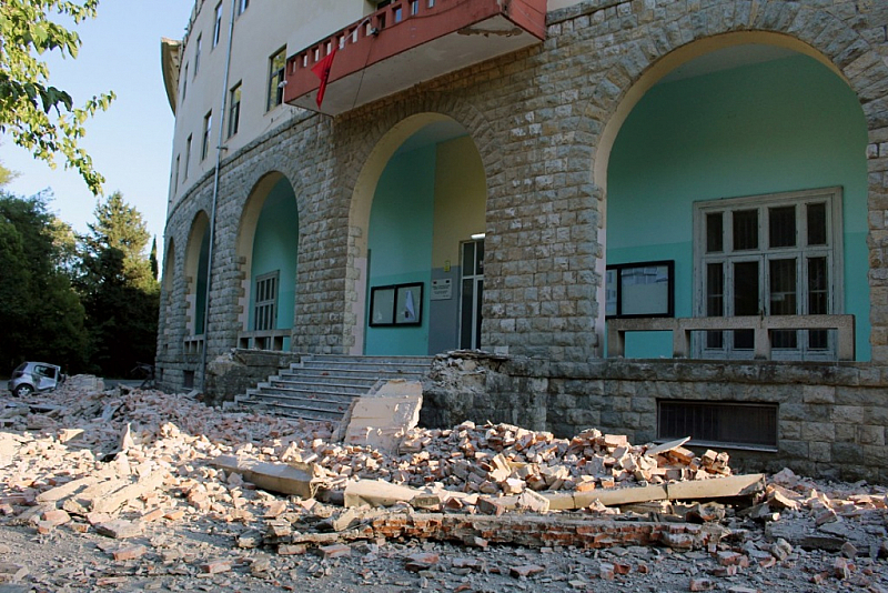 Две силни земетресения удариха Албания вчера следобед принуждавайки хората да