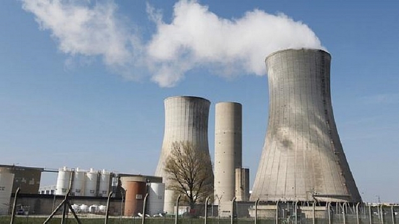 Четири атомни реактора във Франция бяха спрени временно заради горещините