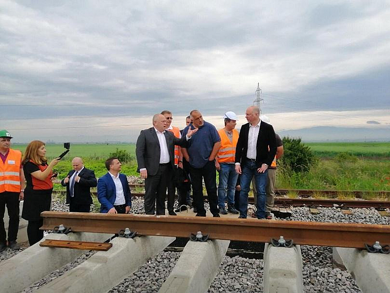 Премиерът Бойко Борисов инспектира полагането на железен път по отсечката