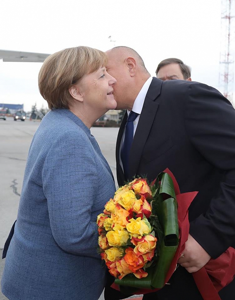 Немският канцлер Ангела Меркел кацна в България и бе посрещната