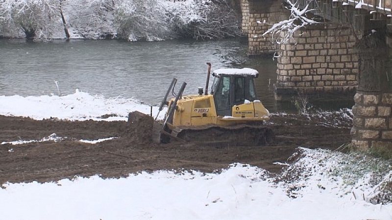При тежки метеорологични условия започна ремонтът на пропадналия мост край