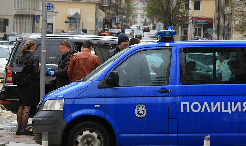Криминалисти обискират черен джип в центъра на София.Лъскавият автомобил е