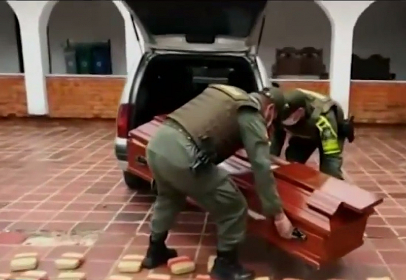 Полицията в Колумбия откри 300 кг марихуана в ковчег Шофьорът
