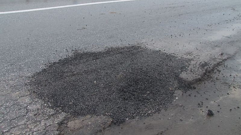 Дупките на автомагистрала Тракия се запълват безобразно информира бТВ Според
