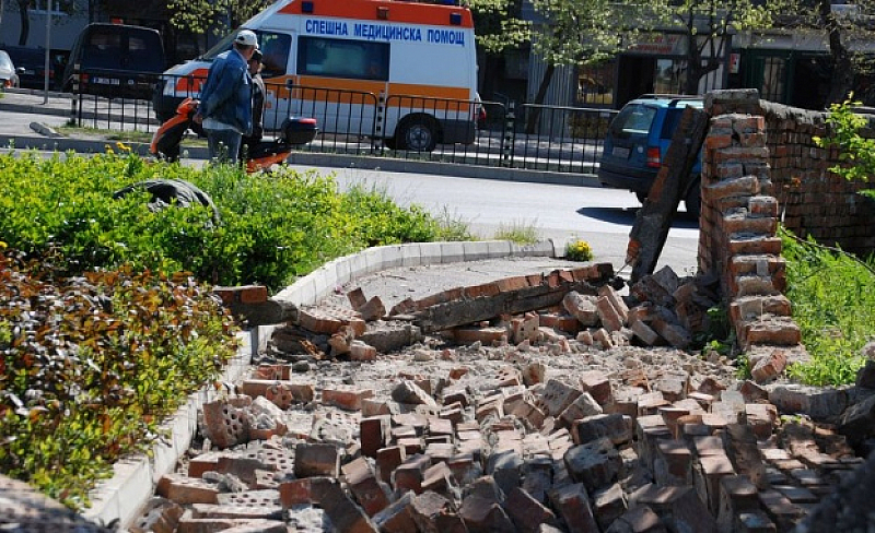 Ограда на бивше военно поделение се срути в Хасково. При