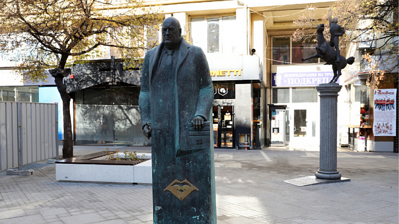 Двуметров паметник на премиера Бойко Борисов се извисява тази сутрин