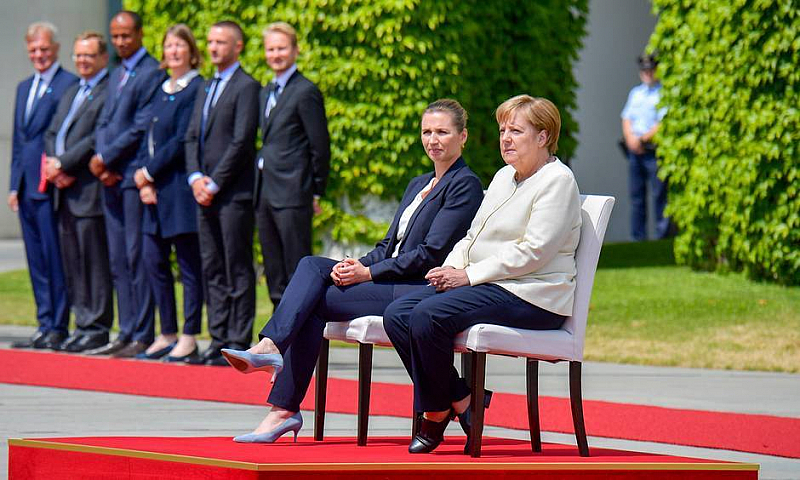 Германската канцлерка Ангела Меркел изслуша седнала днес датския химн на