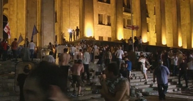 Близо 70 души пострадаха снощи при разпръскването на протеста на