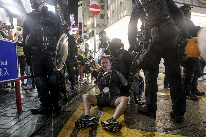 Полицията в Хонконг използва прекомерна сила срещу демонстранти нарушили забраната