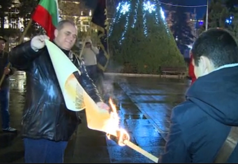Депутатът Искрен Веселинов поведе факелно шествие и изгори копие от