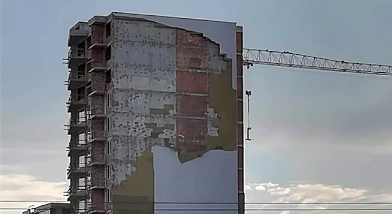Изолацията на 16-етажен блок в Пловдив се срути. Стотици квадратни